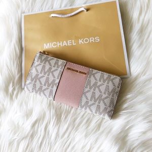 🆕Michael Kors Zip Wallet🎀
